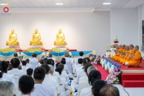 ภาพ No.160782:พิธีเจริญพระพุทธมนต์ และปิดแผ่นทองรูปเหมือน พระเดชพระคุณพระมงคลเทพมุนี (สด จนฺทสโร) พระผู้ปราบมาร จำนวน 3 องค์ วันเสาร์ที่ 5 ตุลาคม พ.ศ. 2567 ณ อาคารปลูกศรัทธา 2 (ชานชลาเดิม) วัดพระธรรมกาย อ.คลองหลวง จ.ปทุมธานี