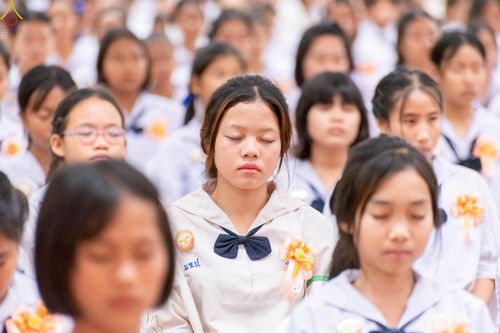 ภาพ No.245898:วันเสาร์ที่ 13 กันยายน พ.ศ. 2568 พิธีมอบผ้าไตรประธานกฐินสัมฤทธิ์เด็กดี V-Star ณ สภาธรรมกายสากล วัดพระธรรมกาย