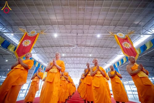 ภาพ No.237421:วันอาทิตย์ที่ 10 สิงหาคม พ.ศ.2568 พิธีมอบใบประกาศเกียรติคุณ โครงการสอบบาลี "ฉลองแชมป์" บูชาธรรม 80 ปี หลวงพ่อธัมมชโย ประจำปี 2568 และ พิธีมอบดวงแก้วสามเณรทรงบาลีไวยากรณ์ ณ สภาธรรมกายสากล วัดพระธรรมกาย ปทุมธานี