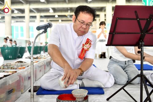 ภาพ No.256648:วันที่ 11 ตุลาคม พ.ศ. 2568 พิธีตักบาตรฉลองพระใหม่  โครงการอุปสมบทบูชาธรรม 141 ปี  พระมงคลเทพมุนี (สด จนฺทโร) ผู้ค้นพบวิชชาธรรมกาย ณ มหาวิหารคด 9 วัดพระธรรมกาย