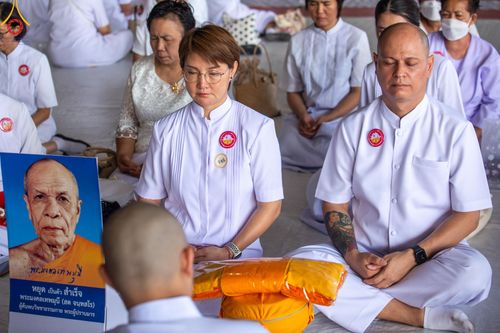 ภาพ No.133888:พิธีขอขมามอบผ้าไตร โครงการบรรพชาสามเณร ศูนย์อบรมวัดพระธรรมกาย ณ วัดพระธรรมกาย วันเสาร์ที่ 6 เมษายน พ.ศ. 2567