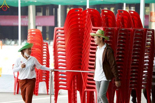 ภาพ No.218438:วันที่ 15 - 18 เมษายน พ.ศ. 2568 การเตรียมภาชนะสำหรับถวายภัตตาหาร , การจัดโต๊ะเก้าอี้ในลานธรรม , การแพ็คพัสดุงานต้อนรับ เพื่องานวันคุ้มครองโลก 22 เมษายน พ.ศ.2568 วัดพระธรรมกาย