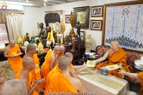 ภาพ No.145852:คณะสงฆ์วัดพระธรรมกาย ทำวัตรพระผู้ใหญ่ ในเทศกาลเข้าพรรษา วันจันทร์ที่ 22 กรกฎาคม พ.ศ. 2567