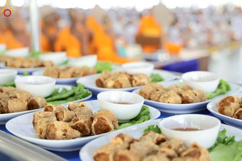 ภาพ No.220679:วันเสาร์ที่ 26 เมษายน พ.ศ.2568 (วันพระ แรม 15 ค่ำ เดือน 5) พิธีถวายภัตตาหารเมนูสวรรค์ "เพื่อการบรรลุธรรม" และ พิธีบุพเปตพลี ครั้งที่ 163 ร่วมอุทิศบุญแด่หมู่ญาติที่ล่วงลับไปแล้ว และสืบทอดอายุพระพุทธศาสนา ณ หอฉันคุณยายอาจารย์ฯ วัดพระธรรมกาย