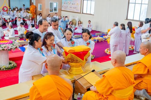 ภาพ No.100929:พิธีทอดกฐินบรมจักรพรรดิสร้างทุกสิ่ง ณ วัดพระธรรมกายออเรกอน ประเทศสหรัฐอเมริกา  วันอาทิตย์ ที่ 26 พฤศจิกายน พ.ศ. 2566