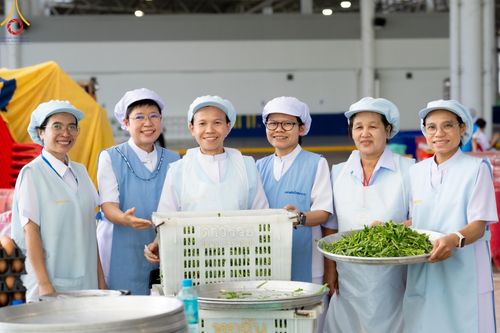 ภาพ No.60195:คณะสงฆ์ 10,000 กว่าวัดฉันภัตตาหารเพล ในวันคุ้มครองโลก วันจันทร์ที่ 22 เมษายน พ.ศ. 2567 ณ สภาธรรมกายสากล วัดพระธรรมกาย