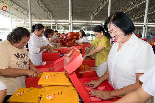 ภาพ No.212238:วันพุธที่ 19 มีนาคม พ.ศ. 2568 การบรรจุไทยธรรมลงกล่องสำเร็จ 43,500 กล่อง เพื่อถวายแด่พระสังฆาธิการ 40,000 กว่าวัดทั่วไทย ในวันคุ้มครองโลก 22 เมษายน พ.ศ. 2568 ณ บ้านแก้วเรือนทองคุณยายฯ วัดพระธรรมกาย