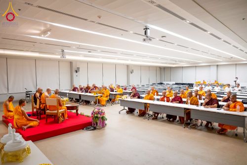 ภาพ No.222694:วันที่ 23 เมษายน พ.ศ. 2568 หลวงพ่อทัตตชีโวต้อนรับคณะสงฆ์เนปาล ณ อาคาร 100 ปี คุณยายมหารัตนอุบาสิกาจันทร์ ขนนกยูง วัดพระธรรมกาย