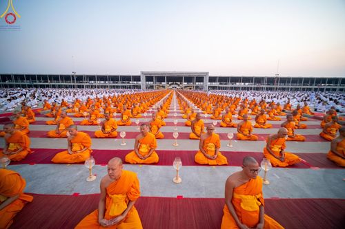 ภาพ No.204488:พิธีจุดประทีปถวายเป็นพุทธบูชา และบูชาธรรมมหาปูชนียาจารย์ ณ วัดพระธรรมกาย ตำบลคลองสาม อำเภอคลองหลวง จังหวัดปทุมธานี ในโครงการธรรมยาตรา กตัญญูบูชา มหาปูชนียาจารย์ พระมงคลเทพมุนี(สด จนฺทสโร) พระผู้ปราบมาร ปีที่ 13 วันที่ 31 มกราคม พ.ศ. 2568
