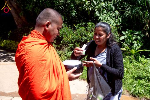 ภาพ No.225634:วันที่ 5 พฤษภาคม พ.ศ. 2568 พิธีบิณฑบาตรอบเมืองนูวราอิลิย่า ฉลองเทศกาลวิสาขบูชา แห่งชาติประเทศศรีลังกา