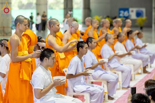 ภาพ No.230700:วันที่ 29 มิถุนายน พ.ศ.2568 พิธีตัดปอยผมและปลงผมนาคธรรมทายาท โครงการบรรพชาอุปสมบทหมู่ รุ่นเข้าพรรษา ณ วิหารคด วัดพระธรรมกาย