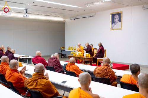 ภาพ No.222640:วันที่ 23 เมษายน พ.ศ. 2568 หลวงพ่อทัตตชีโวต้อนรับคณะสงฆ์เมียนมาร์ ณ อาคาร 100 ปี คุณยายมหารัตนอุบาสิกาจันทร์ ขนนกยูง วัดพระธรรมกาย