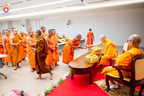 ภาพ No.222422:วันที่ 21 เมษายน พ.ศ. 2568 หลวงพ่อทัตตชีโวต้อนรับคณะสงฆ์ สปป.ลาว ณ อาคาร 100 ปี คุณยายมหารัตนอุบาสิกาจันทร์ ขนนกยูง วัดพระธรรมกาย