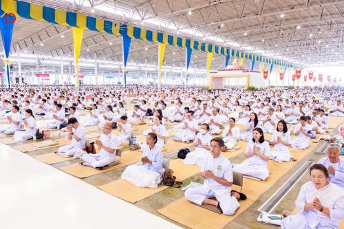 ภาพ No.219385:วันอังคารที่ 22 เมษายน พ.ศ. 2568 พิธีมอบปัจจัยช่วยเหลือครู 4 จังหวัดชายแดนภาคใต้ , พิธีกล่าวคำถวายอุปกรณ์ เพื่อเตรียมการต้อนรับคณะสงฆ์ฯ , พิธีกล่าวคำถวายภัตตาหารเป็นสังฆทาน , คณะสงฆ์ฉันภัตตาหารเพล  เนื่องในวันคุ้มครองโลก พิธีถวายมหาสังฆทานแด่คณะสงฆ์