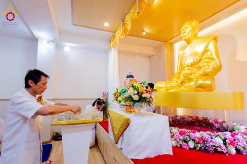 ภาพ No.221270:วันศุกร์ที่ 25 เมษายน พ.ศ. 2568 พิธีอัญเชิญรูปเหมือนพระมงคลเทพมุนี (สด จนฺทสโร) พระผู้ปราบมาร พิธีทอดผ้าป่าสามัคคี 25 ปี พิธีถวายสังฆทาน 15 วัด แด่เจ้าอาวาสภาคพื้นเอเชีย และแอฟริกา ในวาระครบ 25 ปี วัดพระธรรมกายโอซาก้า ประเทศญี่ปุ่น