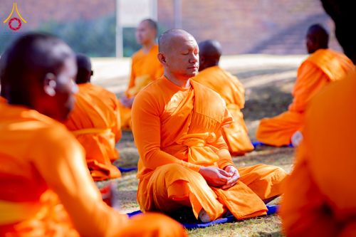 ภาพ No.232980:วันอาทิตย์ 29 มิถุนายน พ.ศ. 2568 กิจกรรมอบรมธรรมทายาทแอฟริกาใต้  ปฏิบัติธรรมสร้างสันติสุขภายใน แสงแห่งพุทธธรรมสู่แผ่นดินแอฟริกาใต้ ณ บริเวณหน้าวัดพระธรรมกายโจฮันเนสเบิร์ก