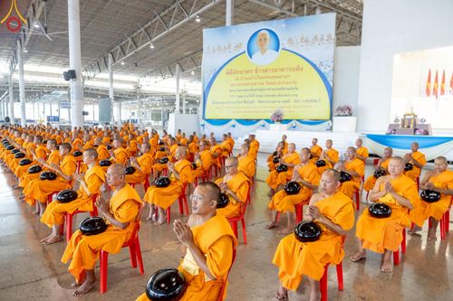 ภาพ No.221957:วันที่ 4 พฤษภาคม พ.ศ. 2568 พิธีตักบาตร เนื่องในวันอาทิตย์ต้นเดือน ณ บ้านแก้วเรือนทองคุณยายฯ วัดพระธรรมกาย