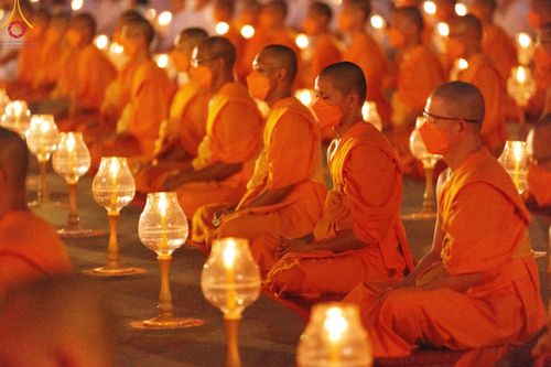 ภาพ No.122201:พิธีจุดประทีปถวายเป็นพุทธบูชา และบูชาธรรมมหาปูชนียาจารย์ พระมงคลเทพมุนี(สด จนฺทสโร) ในโครงการธรรมยาตรา กตัญญูบูชา มหาปูชนียาจารย์ พระมงคลเทพมุนี(สด จนฺทสโร) พระผู้ปราบมาร อนุสรณ์สถาน 7 แห่ง ปีที่ 12 วันที่ 31 มกราคม พ.ศ. 2567 ณ วัดพระธรรมกาย จ.ปทุมธานี (