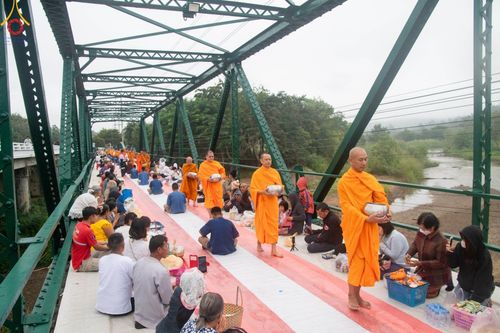 ภาพ No.101999:พิธีตักบาตรพระ 111 รูป ณ สะพานประวัติศาสตร์  อ.ปาย จ.แม่ฮ่องสอน วันอาทิตย์ที่ 10 ธันวาคม พ.ศ. 2566