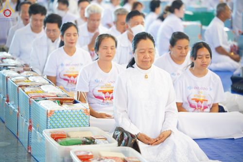 ภาพ No.167473:พิธีตักบาตรและพิธีบูชาข้าวพระ ในวันอาทิตย์ที่ 3 พฤศจิกายน พ.ศ. 2567 ณ วัดพระธรรมกาย