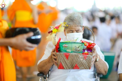 ภาพ No.89430:พิธีตักบาตร ข้าวสารอาหารแห้ง พิธีบูชาข้าวพระ และพิธีจุดเทียนใจ ไฟนิรันดร์  อนันตชัย ณ สภาธรรมกายสากล วัดพระธรรมกาย วันอาทิตย์ที่ 1 ตุลาคม พ.ศ. 2566