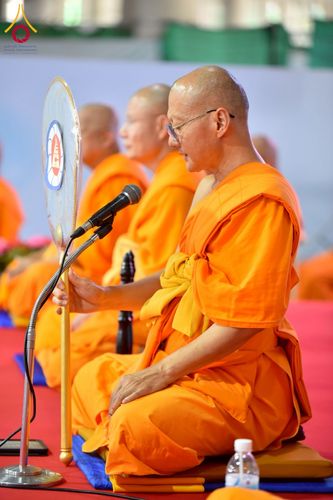 ภาพ No.238078:วันอังคารที่ 12 สิงหาคม พ.ศ. 2568 กิจกรรมวันแม่แห่งชาติ พิธีเปิดห้องปฎิบัติธรรม "กลางใส ใจสว่าง" (World Inner Peace Meditation Room) พิธีลูกกราบคุณแม่-คุณพ่อ พิธีทอดผ้าป่ากองทุนเลี้ยงพระ&กฐิน 30,000 วัด(บูชาธรรมหลวงพ่อ) พิธีไถ่โคท้อง 2 ตัว  ณ วิหารคด 2 ว