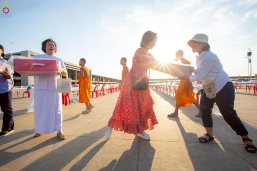 ภาพ No.225037:วันที่ 20 - 27 เมษายน พ.ศ. 2568 "ภาพแห่งความปลื้มที่ไม่มีวันจบ" คณะสงฆ์สามเณร เจ้าหน้าที่ และสาธุชน ร่วมแรงร่วมใจกันเตรียมงานและเก็บงาน เพื่อวันคุ้มครองโลก พิธีถวายมหาสังฆทานคณะสงฆ์ 40,000 กว่าวัดทั่วประเทศ