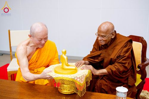 ภาพ No.222357:วันที่ 21 เมษายน พ.ศ. 2568 หลวงพ่อทัตตชีโวต้อนรับคณะสงฆ์ WAB ณ อาคาร 100 ปี คุณยายมหารัตนอุบาสิกาจันทร์ ขนนกยูง วัดพระธรรมกาย