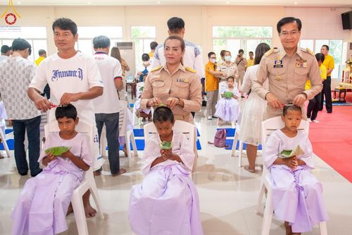 ภาพ No.59102:พิธีปลงผมและแห่นาคธรรมทายาท ในโครงการบรรพชาสามเณร ภาคฤดูร้อน เฉลิมพระเกียรติพระบาทสมเด็จพระเจ้าอยู่หัว เนื่องในโอกาส  พระราชพิธีมหามงคลเฉลิมพระชนมพรรษา 6 รอบ  ปลงผมนาคในวันที่ 21 เมษายน พ.ศ 2567 ณ วัดกลางธนรินทร์ (ธรรมอุทยานบ้านแป้ง)