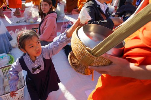 ภาพ No.187130:พิธีตักบาตรพระ ๕๐๐ รูป "สร้างบุญใหญ่ ส่งท้ายปีเก่า ต้อนรับปีใหม่ ๒๕๖๘" วันเสาร์ที่ ๒๘ ธันวาคม พ.ศ. ๒๕๖๗ ณ ถนนหน้าที่ว่าการอำเภอภูเรือ จังหวัดเลย