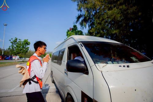 ภาพ No.219256:บรรยากาศการเดินทางเข้าวัดพระธรรมกาย , การต้อนรับปฏิสันถาร , การฉันภัตตาหารเช้า , การลงทะเบียนพระสังฆาธิการ  เนื่องในวันคุ้มครองโลก พิธีถวายมหาสังฆทานคณะสงฆ์ 40,000 กว่าวัดทั่วประเทศ ณ วัดพระธรรมกาย