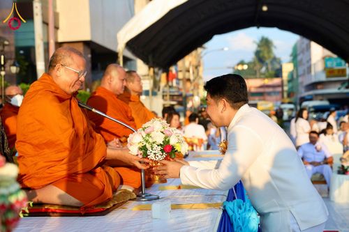 ภาพ No.147847:มหาสังฆทานครั้งยิ่งใหญ่ ตักบาตรพระ 10,000 รูป คณะสงฆ์ 4 ประเทศ 14 จังหวัดภาคใต้ วันอาทิตย์ที่ 11 สิงหาคม พ.ศ. 2567 ณ นิพัทธ์อุทิศ 3 ใจกลางนครหาดใหญ่ จ.สงขลา