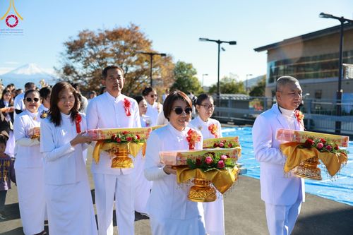 ภาพ No.95451:พิธีทอดกฐินบรมจักรพรรดิสร้างทุกสิ่ง วัดพระธรรมกายยามานาชิ ประเทศญี่ปุ่น วันอาทิตย์ที่ 19 พฤศจิกายน พ.ศ. 2566