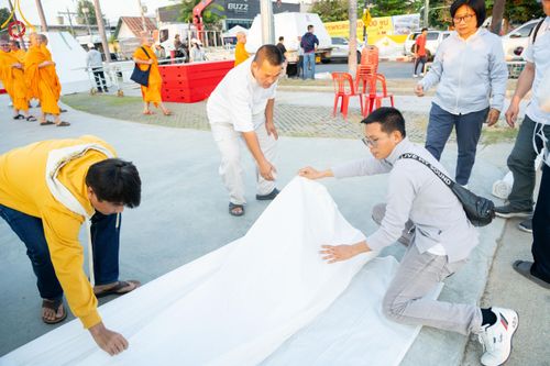 ภาพ No.185555:V.47 เบื้องหลังของเบื้องหน้า งานตักบาตรพระ 10,000 รูป ณ จ.กาญจนบุรี วันที่ 20-21 ธันวาคม พ.ศ. 2567