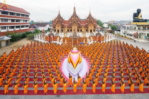 ภาพ No.127933:คณะพระธรรมยาตราฯ ปฎิบัติธรรมและถ่ายภาพหมู่ประวัติศาสตร์ ณ ลานหน้าพระปรางค์สามยอด วัดโคกสมานคุณ อ.หาดใหญ่ จ.สงขลา วันเสาร์ที่ 9 มีนาคม พ.ศ. 2567