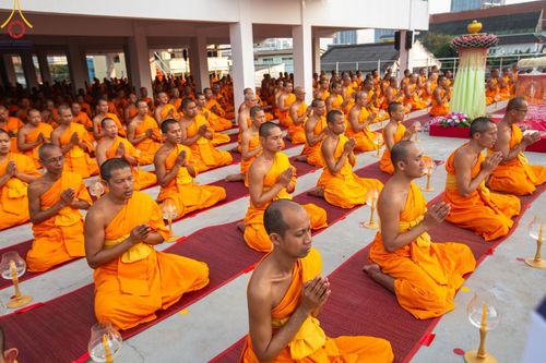 ภาพ No.201552:พิธีจุดประทีปถวายเป็นพุทธบูชา และบูชาธรรมมหาปูชนียาจารย์ ณ อาคารธรรมยาตรา กตัญญูบูชามหาปูชนียาจารย์ ตรงข้ามวัดปากน้ำภาษีเจริญ จ.กรุงเทพมหานคร ในโครงการธรรมยาตรา กตัญญูบูชา มหาปูชนียาจารย์ พระมงคลเทพมุนี(สด จนฺทสโร) พระผู้ปราบมาร อนุสรณ์สถาน 7 แห่ง