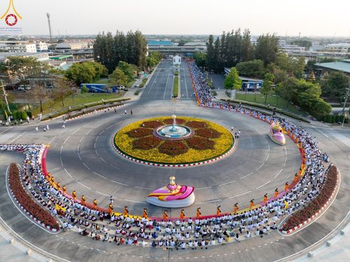 ภาพ No.201992:พิธีต้อนรับพระธรรมยาตรา ณ อนุสรณ์สถานลำดับที่ 7 สถานที่ขยายวิชชาธรรมกาย วัดพระธรรมกาย ต.คลองสาม อ.คลองหลวง จ.ปทุมธานี ในโครงการธรรมยาตรา กตัญญูบูชา มหาปูชนียาจารย์ พระมงคลเทพมุนี(สด จนฺทสโร) พระผู้ปราบมาร อนุสรณ์สถาน 7 แห่ง ปีที่ 13 วันที่ 26 มกราคม 2568