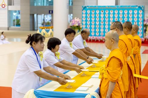 ภาพ No.233751:วันเสาร์ที่ 19 กรกฎาคม พ.ศ.2568 วันมหารำลึก ครั้งที่ 35 พิธีรำลึกถึงนักสร้างบารมี , พิธีสวดพระพุทธมนต์ , พิธีทอดผ้าบังสกุลและถวายไทยธรรม วัดพระธรรมกาย