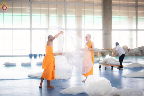 ภาพ No.218248:วันที่ 12-18 เมษายน พ.ศ. 2568 พระภิกษุและเจ้าหน้าที่อาสาสมัคร เตรียมพื้นที่ต้อนรับพักค้างพระสังฆาธิการ เนื่องในงานวันคุ้มครองโลก 22 เมษายน พ.ศ. 2568