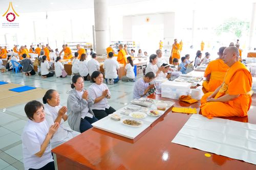 ภาพ No.268287:วันที่ 8 พฤศจิกายน พ.ศ. 2568 พิธีถวายภัตตาหารเมนูสวรรค์ เพื่อการบรรลุธรรม ณ หอฉันคุณยายอาจารย์ฯ วัดพระธรรมกาย