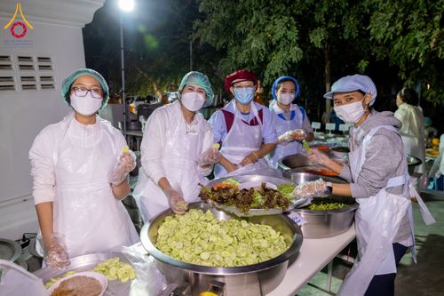 ภาพ No.195585:สาธุชนถวายภัตตาหารเป็นสังฆทาน แด่พระธรรมยาตรา ณ วัดสองพี่น้อง ต.ต้นตาล อ.สองพี่น้อง จ.สุพรรณบุรี ในโครงการธรรมยาตรา กตัญญูบูชา มหาปูชนียาจารย์ พระมงคลเทพมุนี(สด จนฺทสโร) พระผู้ปราบมาร อนุสรณ์สถาน 7 แห่ง ปีที่ 13 วันที่ 15 มกราคม พ.ศ. 2568