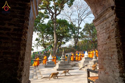 ภาพ No.213091:วันที่ 17 - 18 มีนาคม พ.ศ. 2568 คณะสงฆ์และสามเณรเดินบิณฑบาต รอบเมืองในพื้นที่ วัดสยมภูวนาถและราชวังปาตัน ณ เมืองกาฐมาณฑุ ประเทศเนปาล