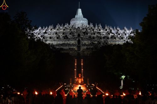 ภาพ No.104193:พิธีจุดประทีป ถวายเป็นพุทธบูชา สามเณรธรรมทายาทชาวอินโดนีเซียกว่า 1,000 รูป ณ มหาเจดีย์บุโรพุทโธ ประเทศอินโดนีเซีย ในวันที่ 23 ธันวาคม พ.ศ. 2566