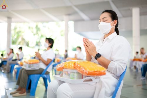 ภาพ No.104500:พิธีบุพเปตพลี ครั้งที่ 145 อุทิศบุญแด่หมู่ญาติที่ล่วงลับไปแล้ว และสืบทอดอายุพระพุทธศาสนา วันพุธที่ 27 ธันวาคม พ.ศ. 2566 (วันพระขึ้น 15 ค่ำ เดือน 12 ) ณ หอฉันคุณยายอาจารย์ฯ วัดพระธรรมกาย