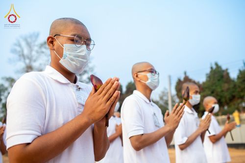 ภาพ No.75909:พิธีบรรพชาสามเณร ณ วัดปันชารี สันติปูร์ อรัญกฏิ เมืองคาร์กาชารี ประเทศบังกลาเทศ วันที่ 10 กุมภาพันธ์ พ.ศ. 2566