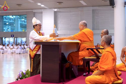 ภาพ No.232133:วันอาทิตย์ที่ 6 กรกฏาคม พ.ศ. 2568 พิธีมอบโล่เกียรติคุณ สวดธัมมจักกัปปวัตตนสูตร และรางวัลโครงการผู้นำแสงสว่างออนไลน์ ณ ห้องแก้วสารพัดนึก1 สภาธรรมกายสากล วัดพระธรรมกาย