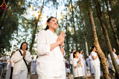 ภาพ No.107098:พิธีจุดประทีปถวายเป็นพุทธบูชา และบูชาธรรมมหาปูชนียาจารย์ ในโครงการธรรมยาตรากตัญญูบูชา มหาปูชนียาจารย์ พระมงคลเทพมุนี(สด จนฺทสโร) พระผู้ปราบมาร  อนุสรณ์สถาน 7 แห่ง ปีที่ 12  วันที่ 6 มกราคม พ.ศ. 2567 ณ อนุสรณ์สถานมหาวิหารพระมงคลเทพมุนี อ.สองพี่น้อง จ.สุพร