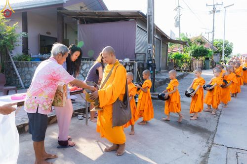 ภาพ No.57829:กิจกรรมบิณฑบาตของสามเณร โครงการบรรพชาสามเณร ฟื้นฟูพระพุทธศาสนาทั่วไทย ธุดงคสถานชลบุรี ณ ชุมชนบ้านห้วยเหียน ตำบลบ่อวิน  อำเภอศรีราชา จังหวัดชลบุรี วันที่ 27 เมษายน พ.ศ. 2567