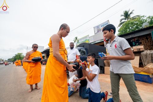 ภาพ No.139395:พิธีตักบาตรรอบเมืองดัมบุลล่า เทศกาลวิสาขบูชาแห่งชาติ ศรีลังกา เมื่อวันที่ 16 พฤษภาคมที่ผ่านมา คณะสงฆ์จากวัดพระธรรมกาย และคณะพระภิกษุสามเณรศรีลังกา ในโครงการสยาม-ลังกา ธรรมยาตรา ฉลองเทศกาลวิสาขบูชาแห่งชาติ ศรีลังกา บูชาธรรม 80 ปีหลวงพ่อธัมมชโย