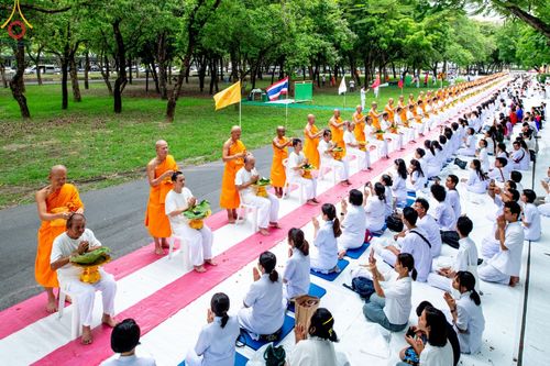 ภาพ No.143861:พิธีตัดปอยผม โครงการอุปสมบทหมู่ พระธรรมทายาทนานาชาติ (ภาษาจีน) รุ่นที่ 19 วันอาทิตย์ที่ 7 กรกฎาคม พ.ศ. 2567 ณ สนามหญ้า หน้าบ้านแก้วอาสาสมัคร วัดพระธรรมกาย